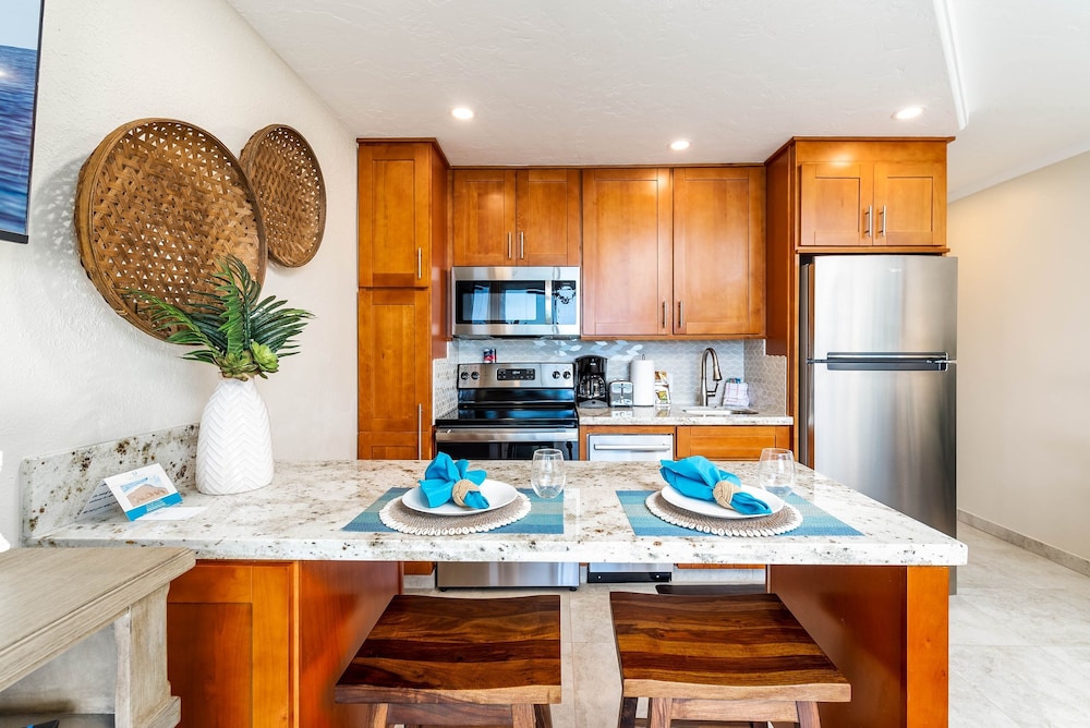 Kuleana 405 Oceanfront 1Bedroom 1 Condo by RedAwning view 5