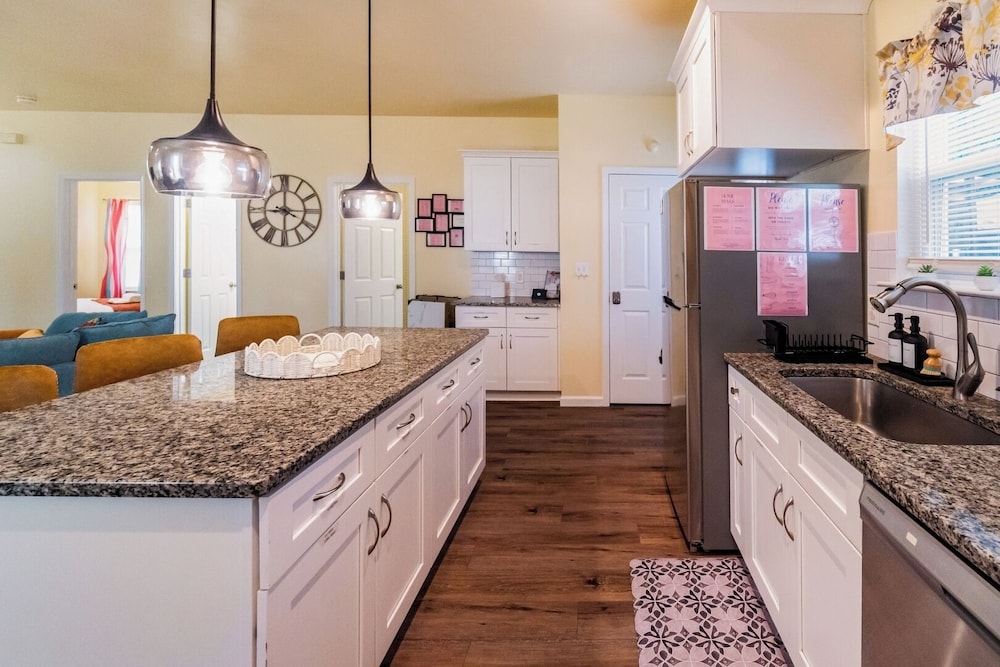 3BR Getaway Hot Tub, Games & Family Fun
