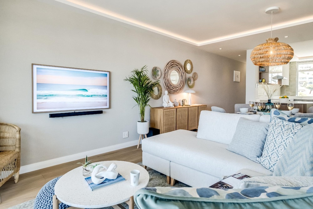 Apartment w Sea Views by Camps Bay Beach Kyanos