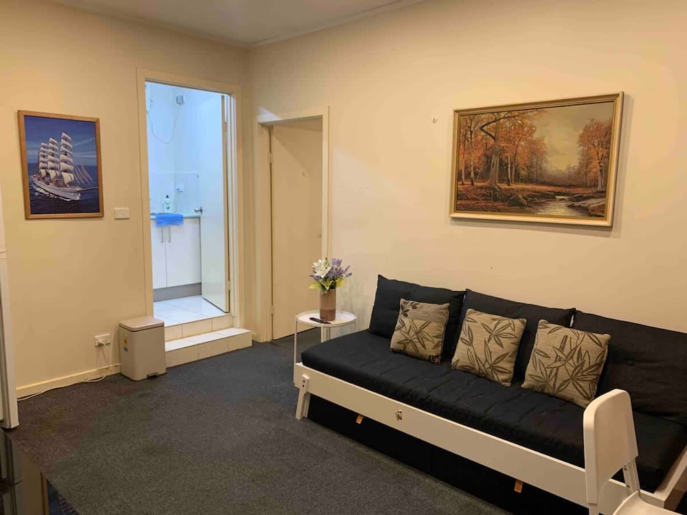Chadstone Holiday W6 Villa