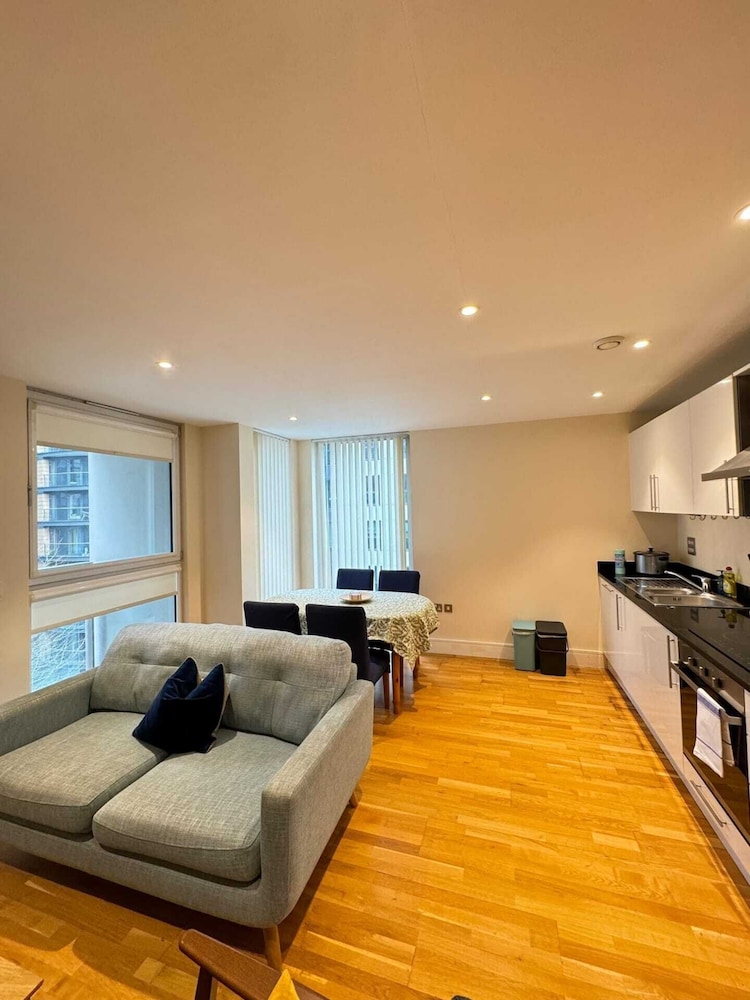 Contemporary 2BD Flat W/balcony Canary Wharf!