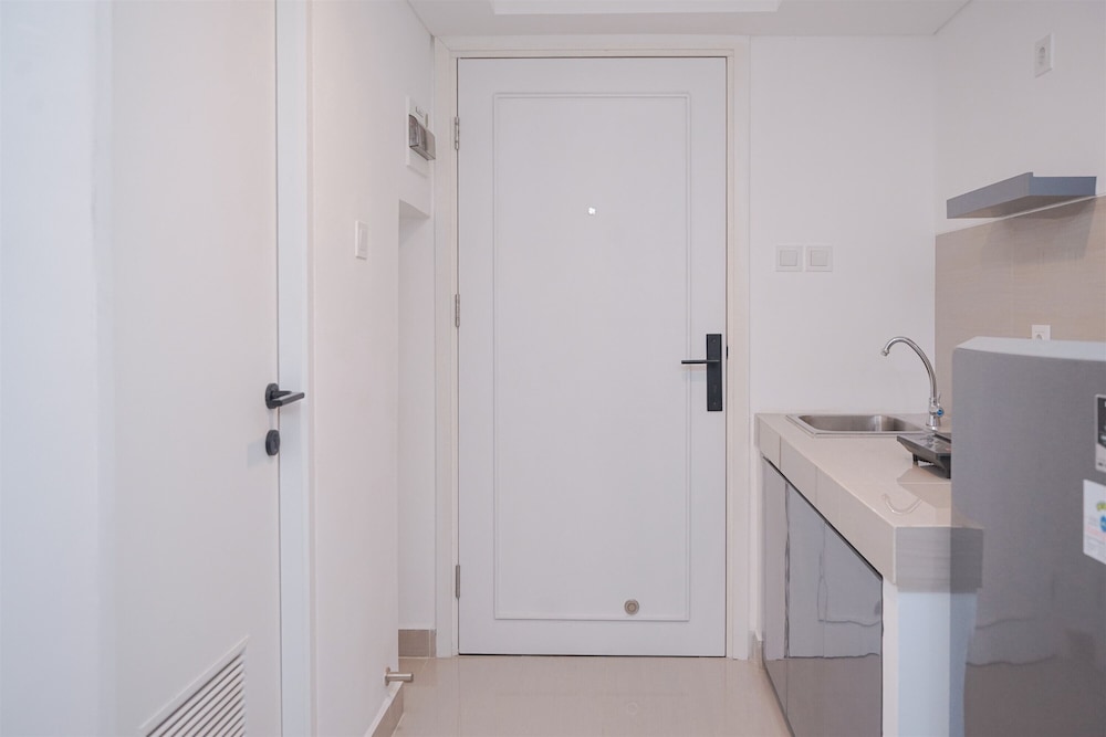 Spacious And Homey Studio Loft At Kingland Avenue Apartment
