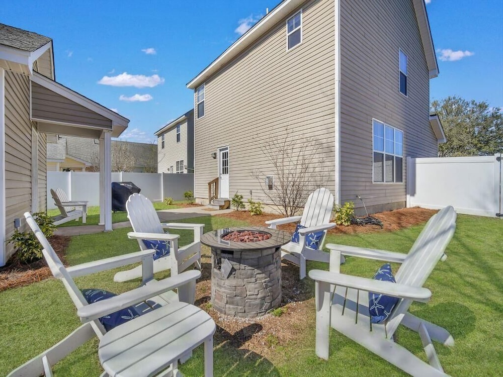 Coastal Quarters in Bluffton - Dog Friendly! Bluffton Park Lowcountry Charmer