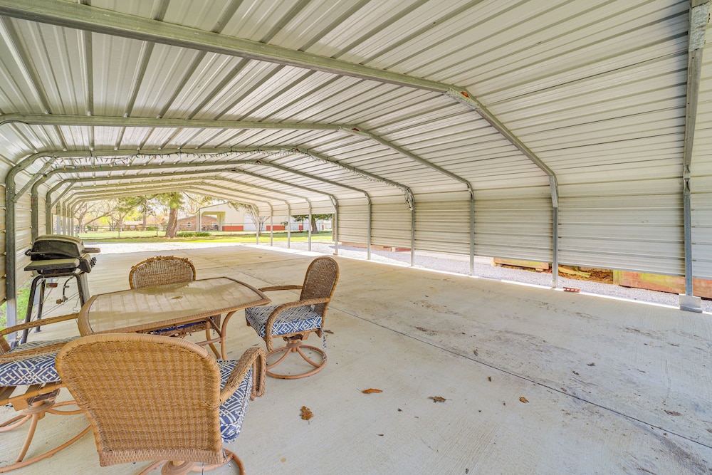 Walk to Beach: Eufaula Home w/ Outdoor Seating!