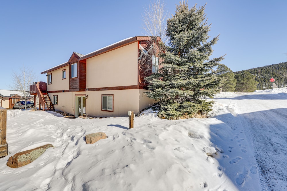 Angel Fire Townhome w/ Hot Tub: 2 Mi to Ski Resort