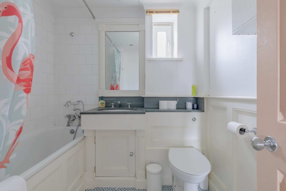 Scandi-style 2BD Maisonette W/garden Brick Lane!