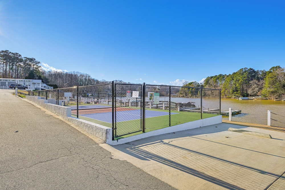 Waterfront Living & Resort Perks! Lake Norman Stay