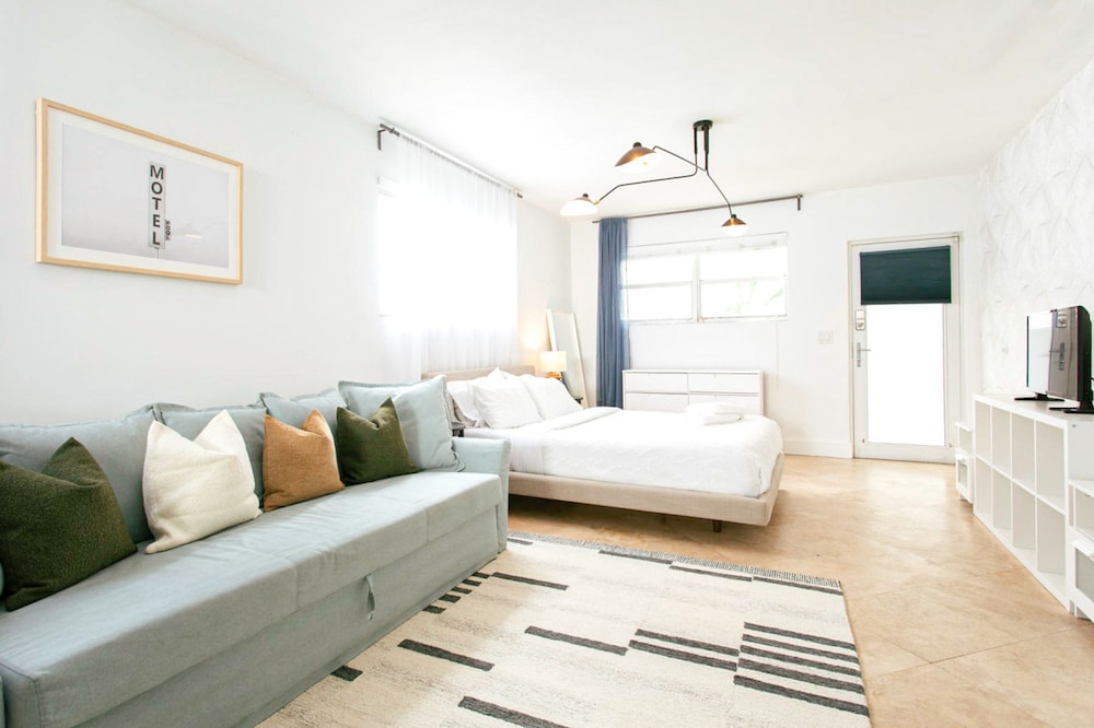 Spacious Apt in the Heart of South Beach