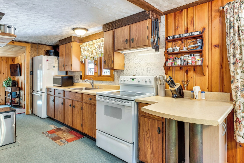 2 Mi to Ossipee Lake: Forest-view Sanctuary!