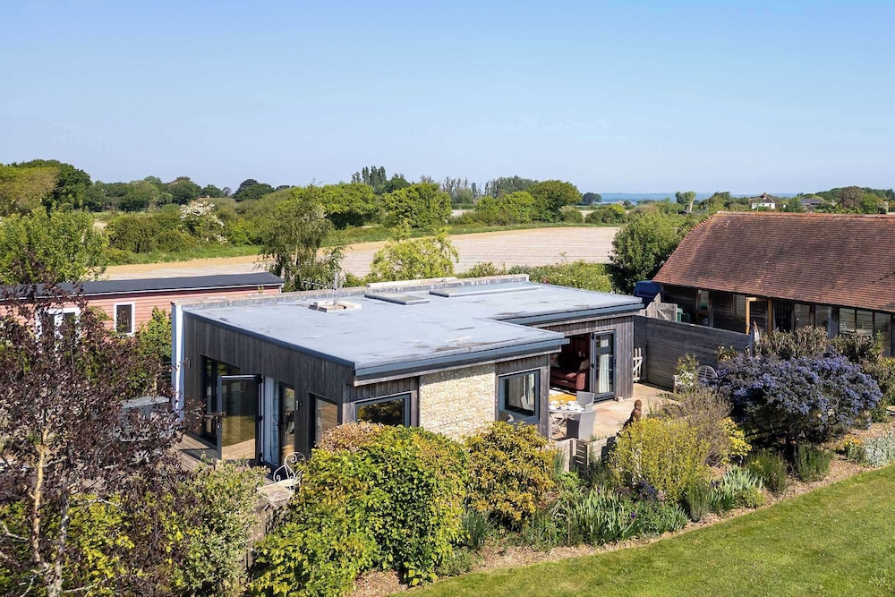 Spacious Coastal Retreat for 10 in West Wittering