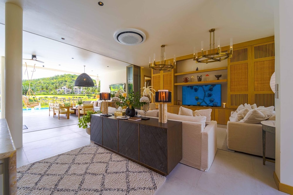 Ultra-Modern 6-Bedroom in GolfCourse PH6