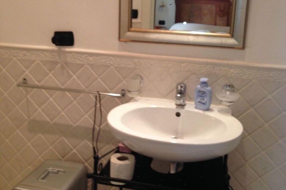 La Dimora dei Baroni en Naples — bathroom