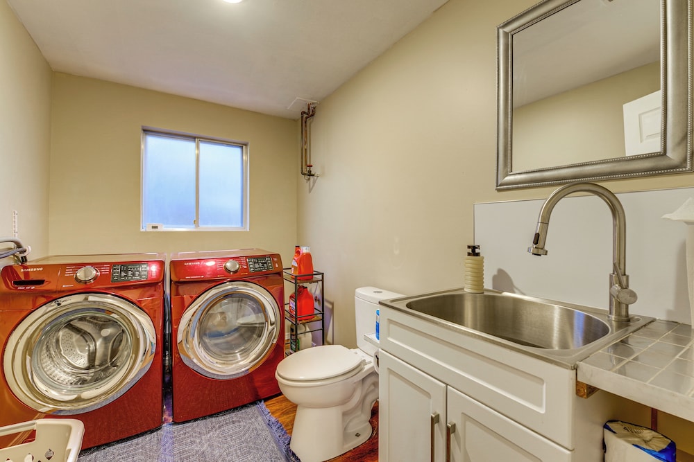 Family Retreat w/ Hot Tub & Game Room in Everett!