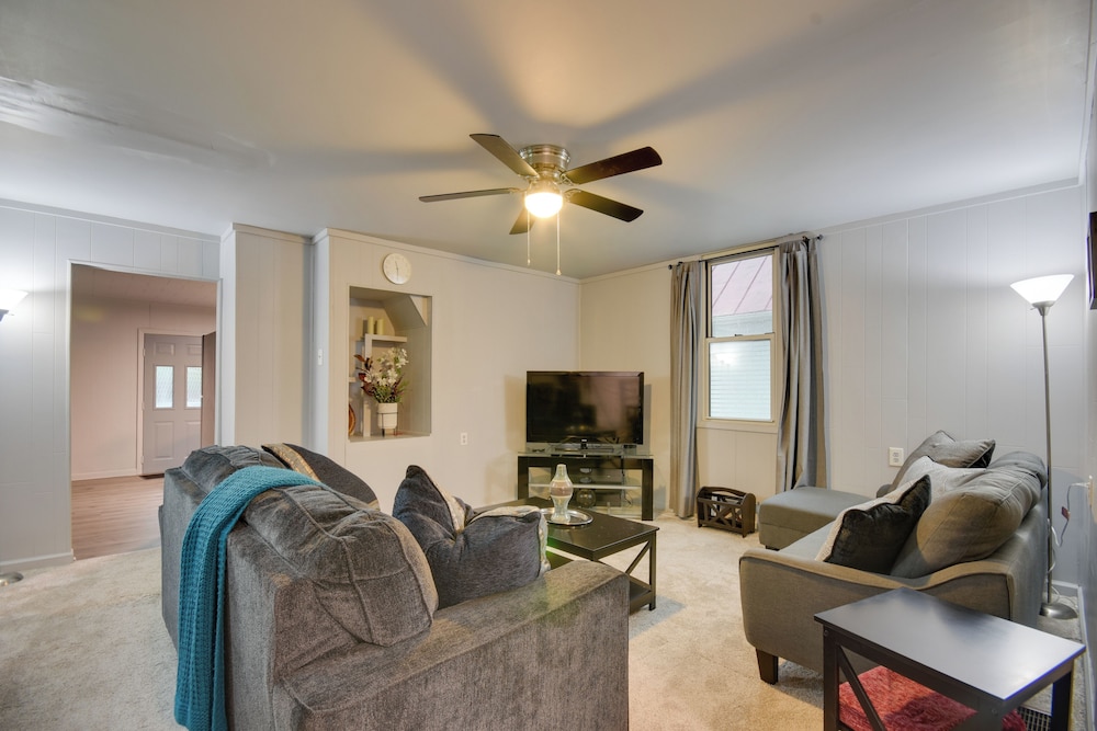 2 Mi to Historic District: Cozy Home in Quincy!