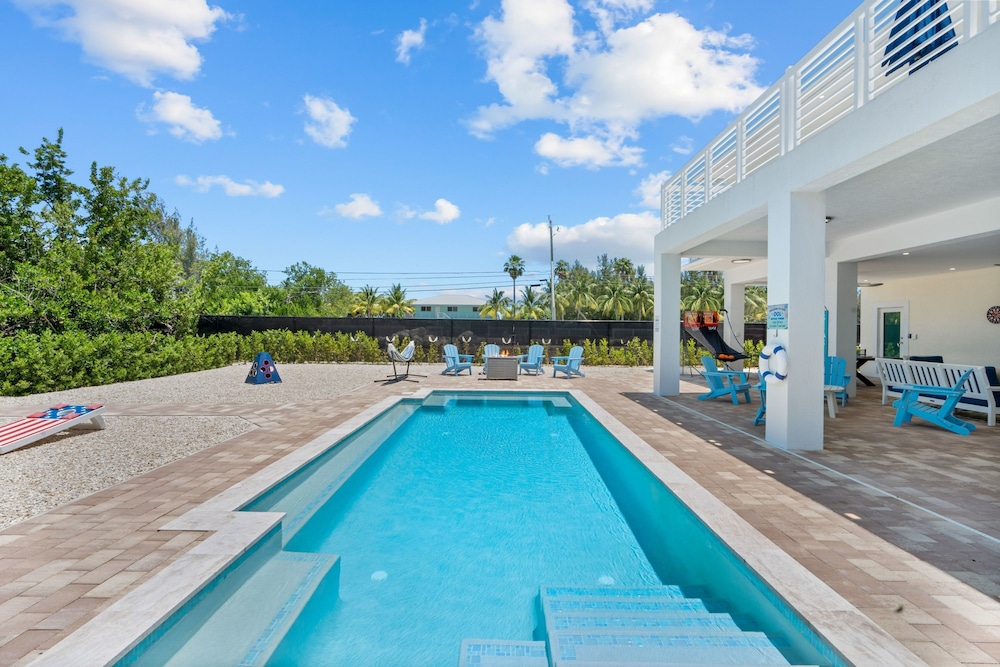 Paradise Point Pool Dock Lounges BBQ view 4