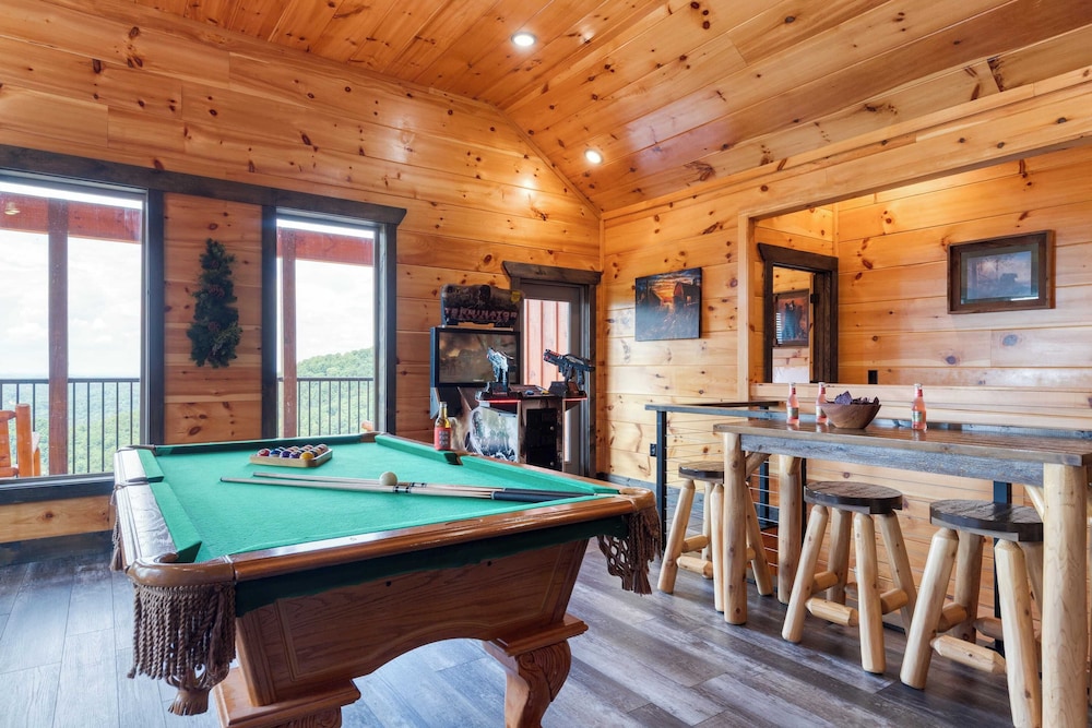All Fun & Games by Avantstay Indoor Pool, Game Room, Theater, Mountain Views Near Pigeon Forge & Dollywood