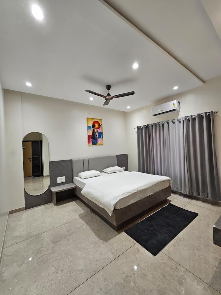 Hotel Abhishek Pride