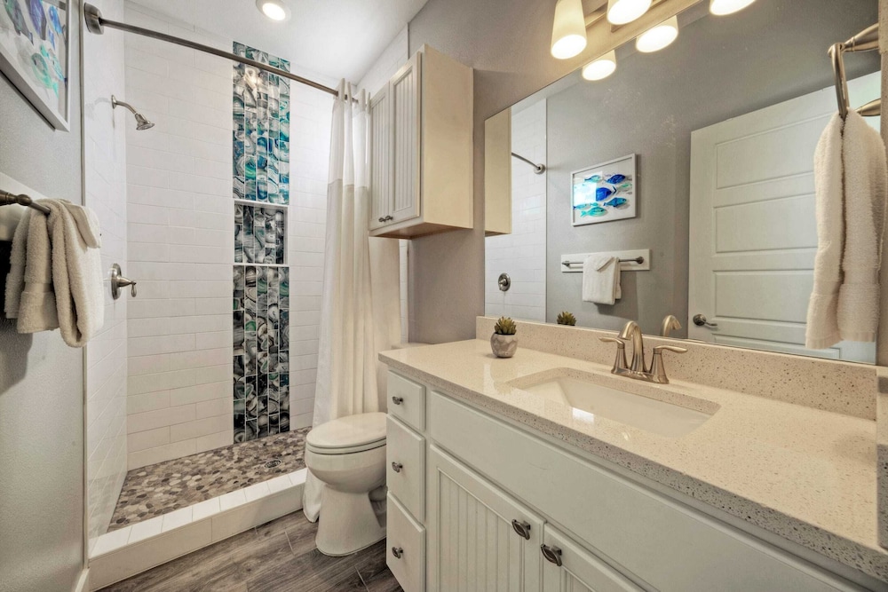 Sleeps 33! 4 Condos, Walk to the Beach, Resort-style Pool, Endless Summer Resort