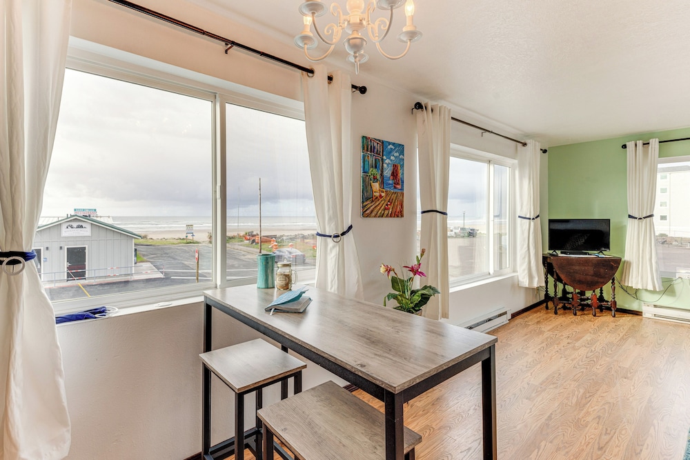 Quaint Rockaway Beach Gem: Walk to Shore!