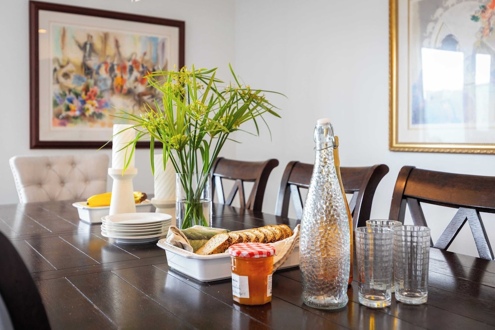 Topside Newport Rooftop Balcony + Ocean Views + Walk to Pier, Marina Village