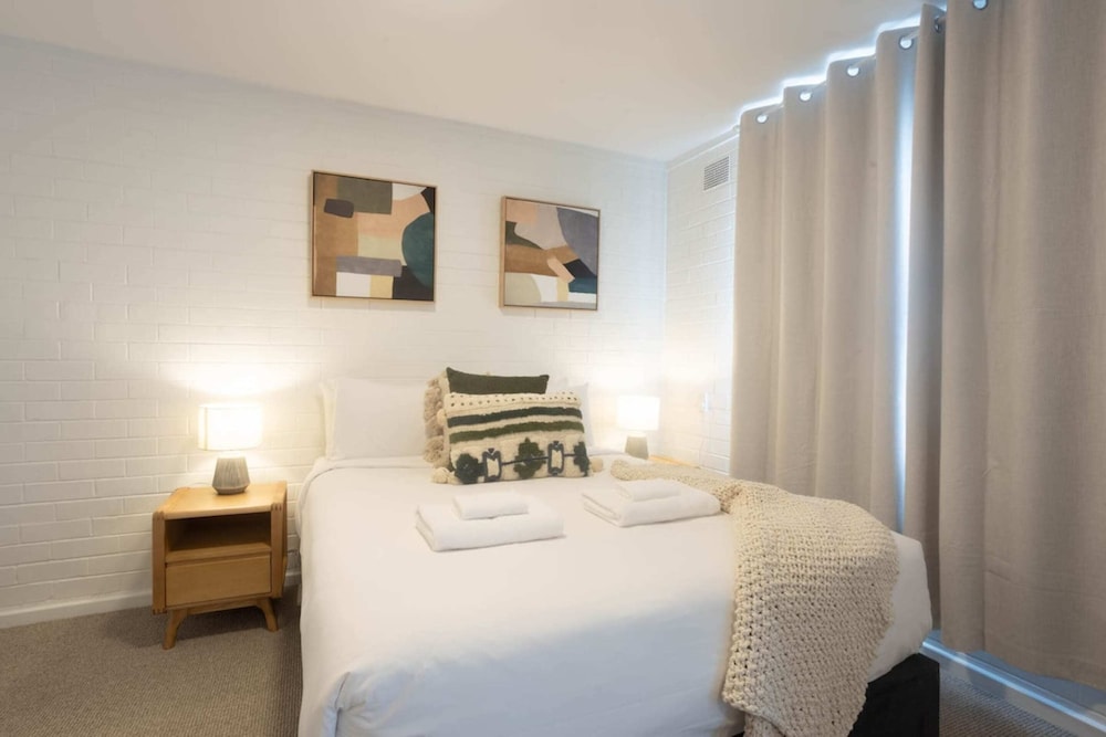 Lovely 1BR Apt in Bicton With Backyard and Parking