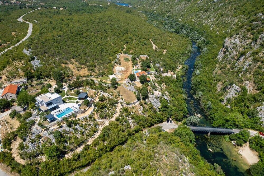 Villa River Rose with pool and jacuzzi, near the river beach
