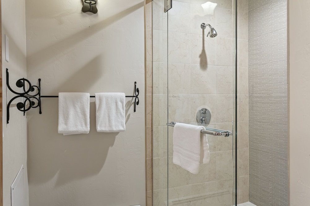 1207 - Four Bedroom with Spa Pinnacle 4 Condo