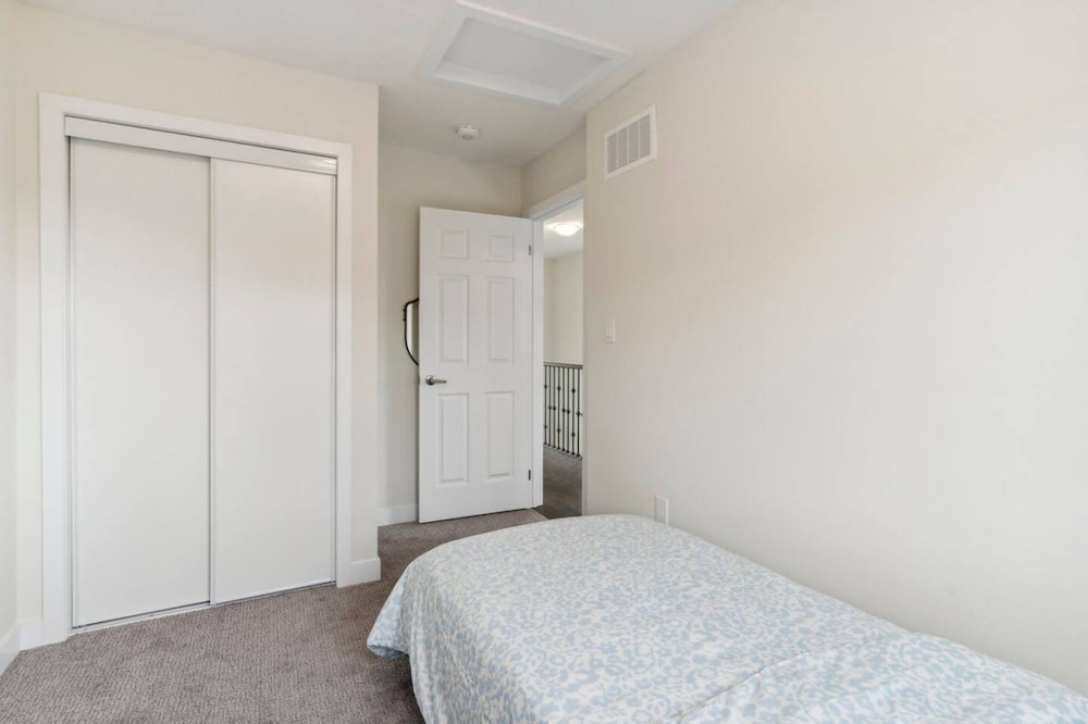 A Brand New 4BR Townhouse in Thorold Retreat