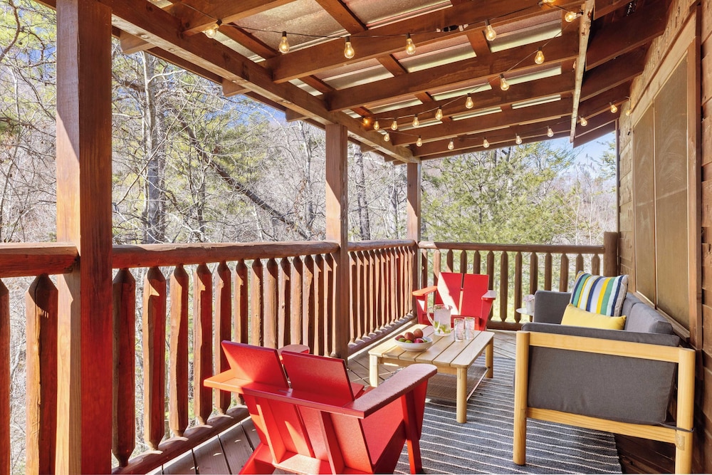 Redesigned, Hot Tub, Firepit, Billiards Pigeon Forge Riverbend by Avantstay