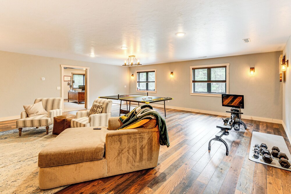 Luxe Barndominium Retreat Near Blue Spring Lake!
