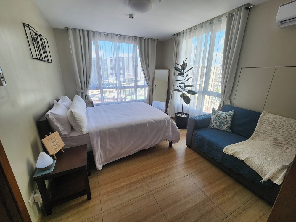 Cozy 1BR Condo in Mandaluyong City With City Skyline View