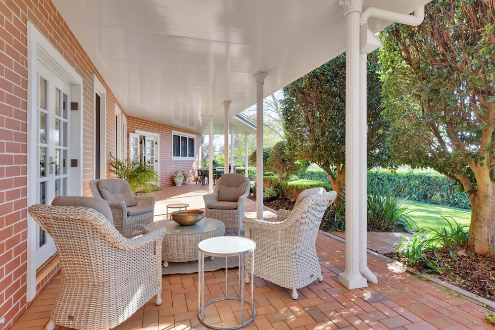 Expansive Toowoomba Retreat With Garden BBQ