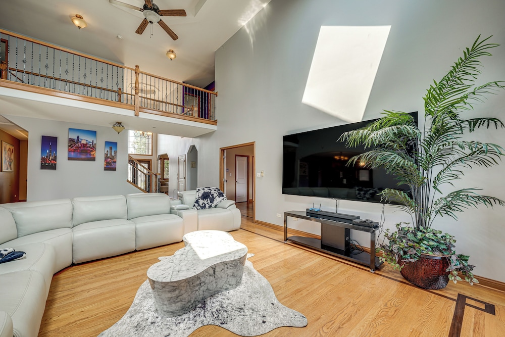 Game Room & Deck: Family Home in Chicago Area!