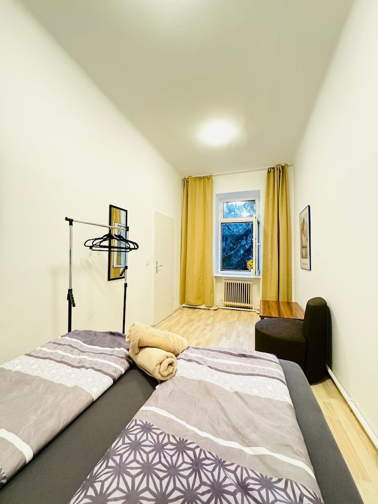 Simple 3BR Apartment for 6 FAC Platz