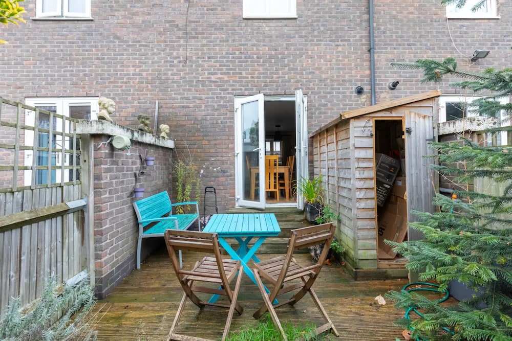 Charming 1BD Retreat With Garden Area, Greenwich!