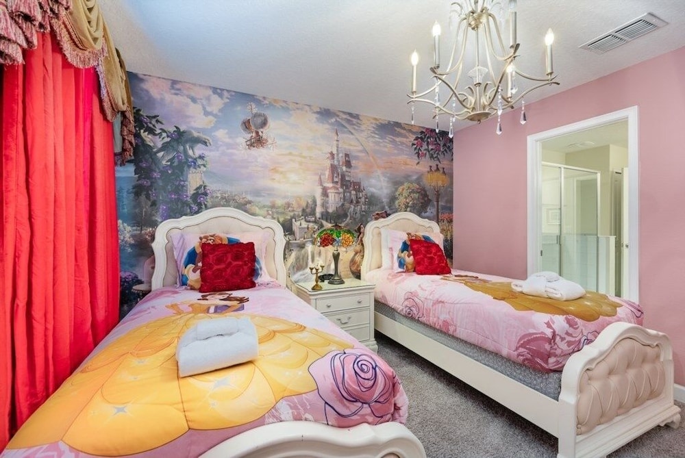 9 Bed Pool, Spa, Movie Room & Game Room! 9 Bedroom Home by RedAwning