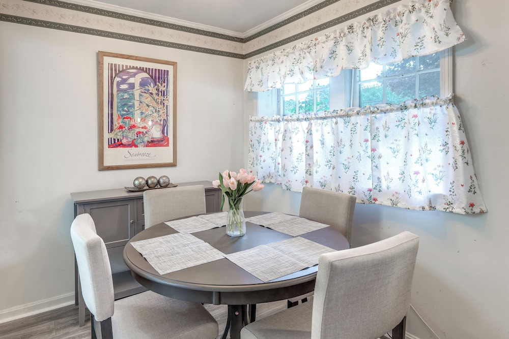 Cozy Cape Cod Cottage < 2 Mi to Beach!