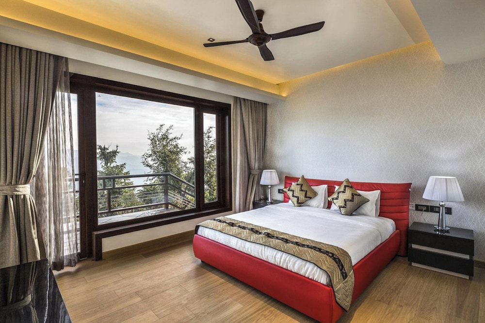 An Extravagant Pushp Villa Overlooking the Ganges