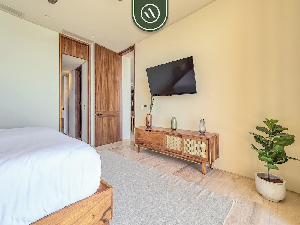 Luxury 4BR Oceanfront Condo - Private Beach - Pool