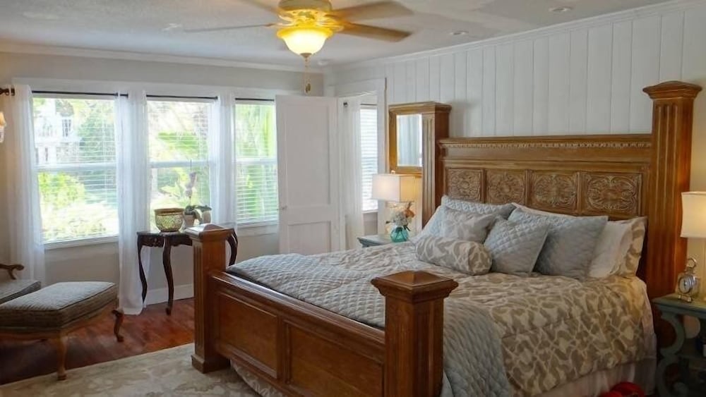 2404 Ave B 2 Bedroom Cottage by RedAwning