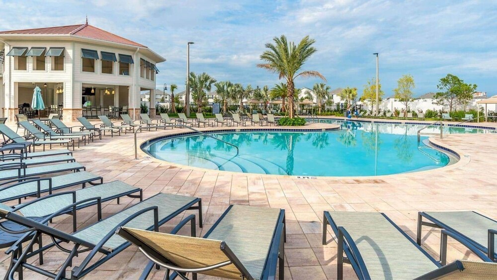 Upstay Stylish Condo w Patio Storey Lake Resort