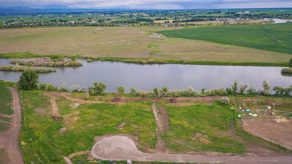 Hidden Treasure Retreat W/hot Tub & River Access 6 Bedroom Home