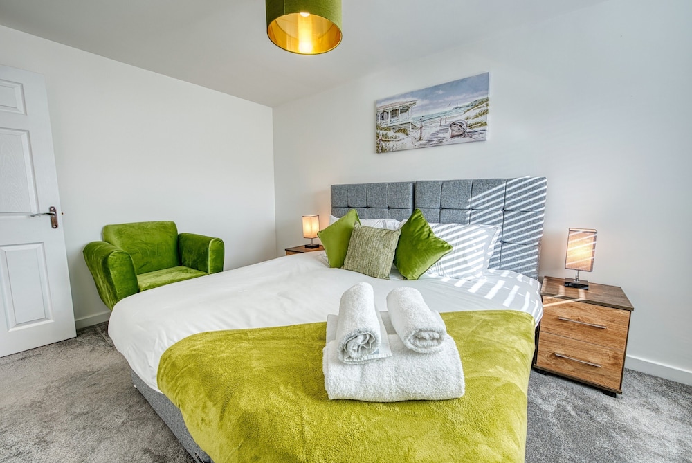 Modern 4 Bedroom 2 Bath House Birmingham view 3