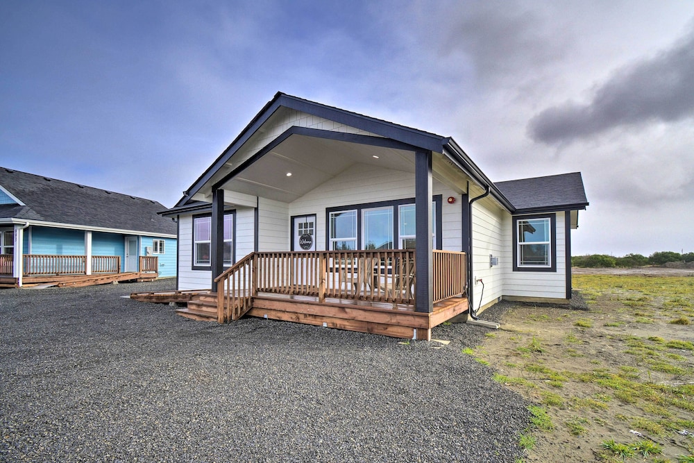 Modern Ocean Shores Home, 2 Mi to Beach! view 4