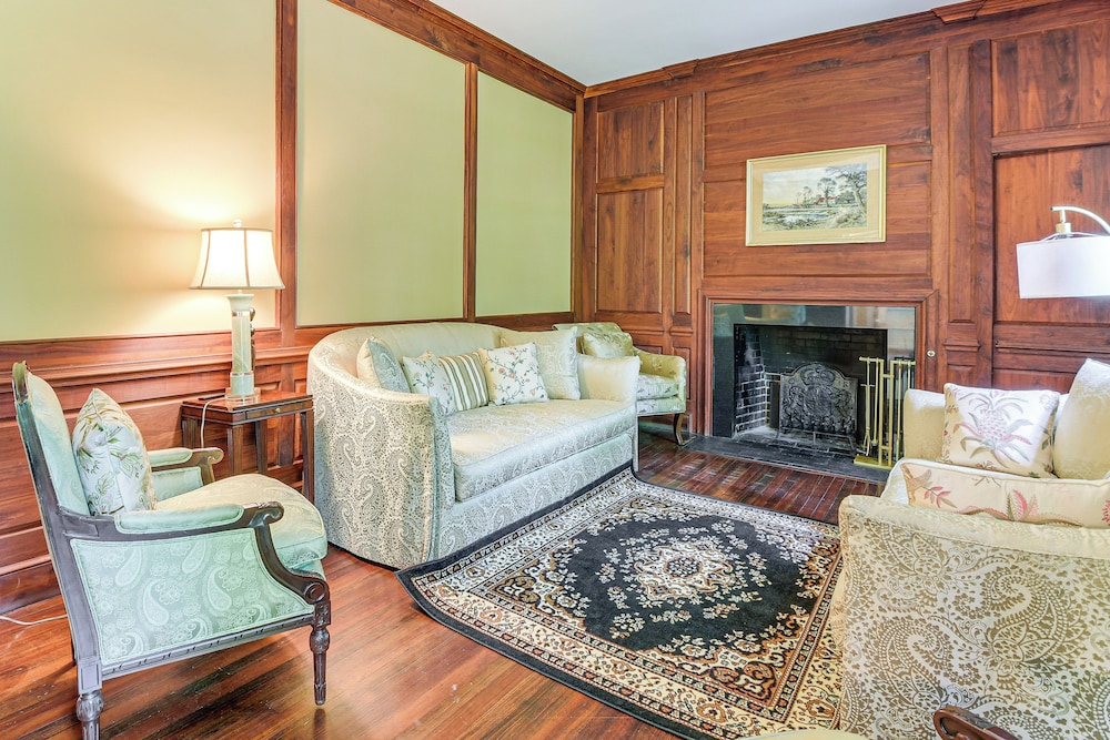 16 Mi to Baltimore: Spacious Home in Owings Mills!