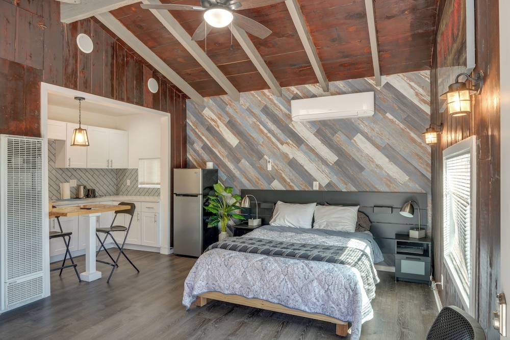 Private Deck & Views: Frazier Mountain Cabin