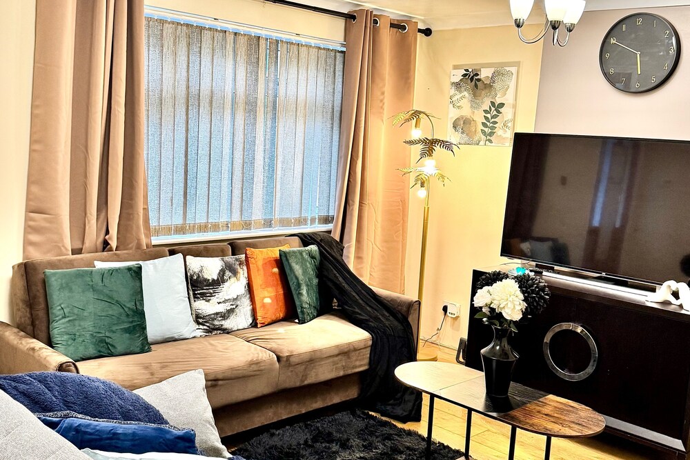 House - Sleeps 9 - Garden - Pet Friendly - Parking