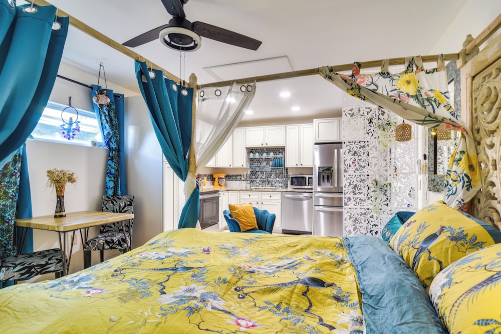 3 Mi to Vinoy Park: St Petersburg Gem w/ Patio!