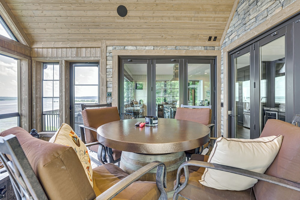 River Views + Wraparound Deck: Dubuque Getaway