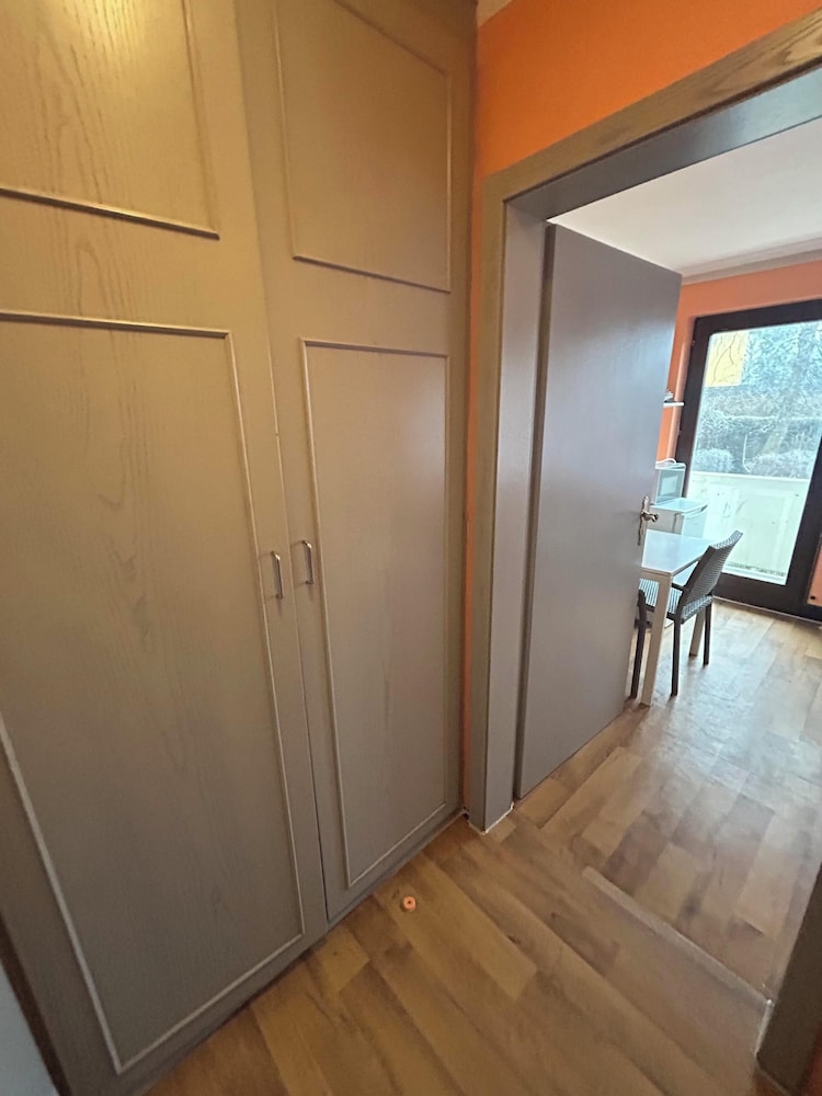 2-Rent Group Hostel Rooms AUB162